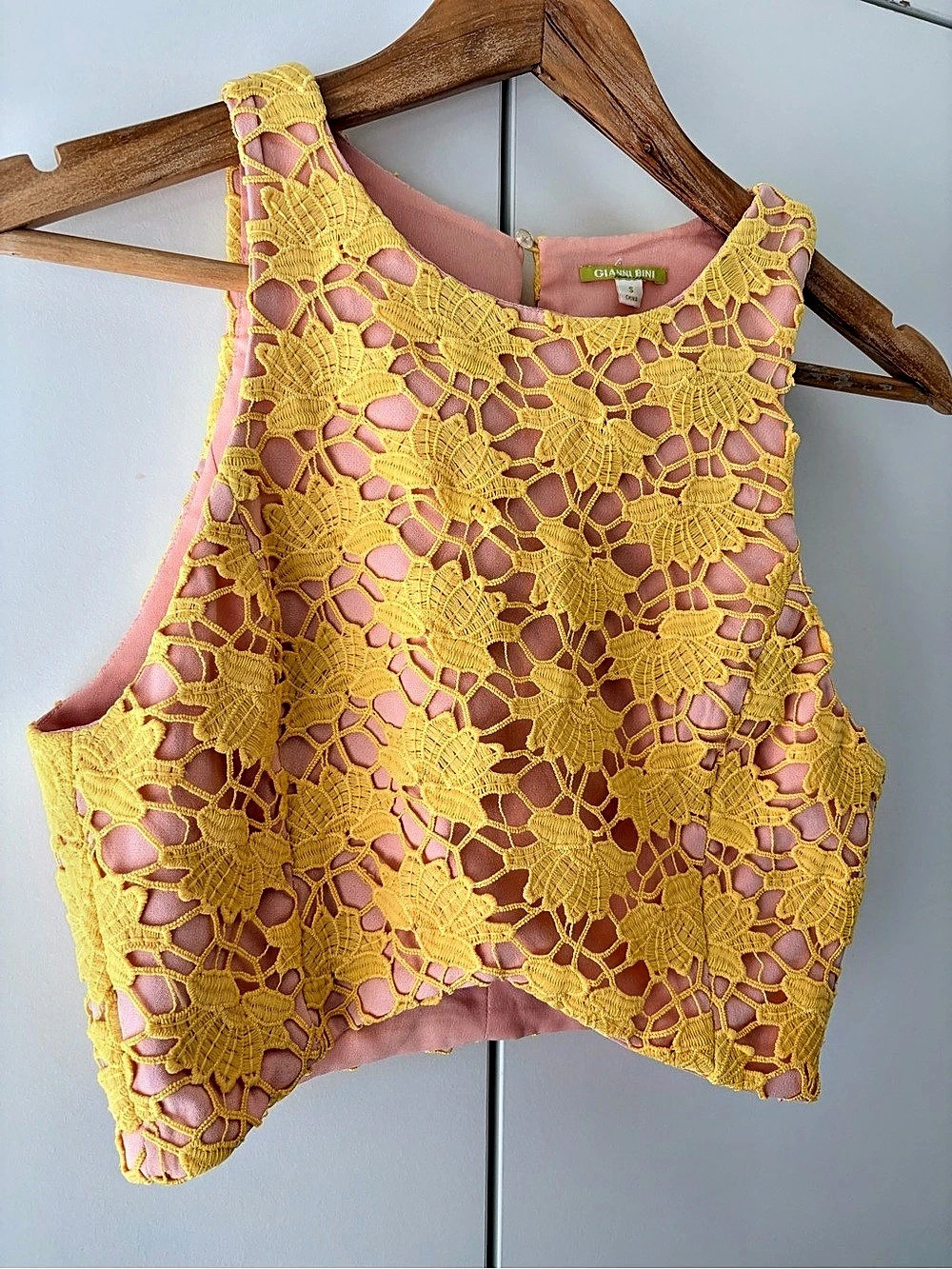 Gianni Bini Floral Lace Crop Top in Yellow & Pink Size Small Like New